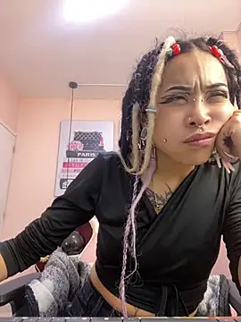 Snapshot of Violetta_Suky chatting on 10.20.25 Violetta Suky online show from 10.20.25