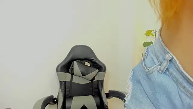 Snapshot of maroly_21 chatting on 10.02.25 maroly 21 online show from 10.02.25