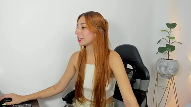 Snapshot of maroly_21 chatting on 10.10.25 maroly 21 online show from 10.10.25