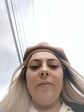 Snapshot of madelaine- chatting on 10.08.25 madelaine- online show from 10.08.25