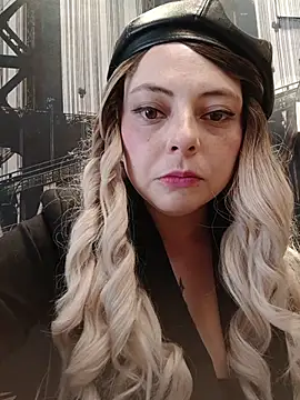 Snapshot of madelaine- chatting on 10.27.25 madelaine- online show from 10.27.25