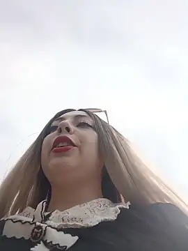 Snapshot of madelaine- chatting on 11.11.25 madelaine- online show from 11.11.25