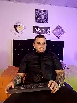 Snapshot of tony_landri chatting on 09.25.25 tony landri online show from 09.25.25