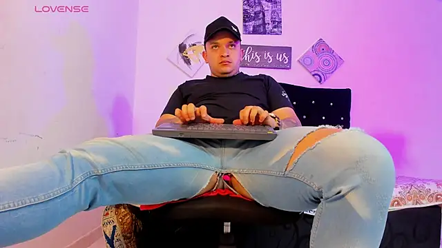 Snapshot of tony_landri chatting on 10.07.25 tony landri online show from 10.07.25