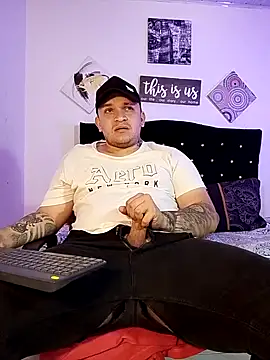 Snapshot of tony_landri chatting on 10.10.25 tony landri online show from 10.10.25