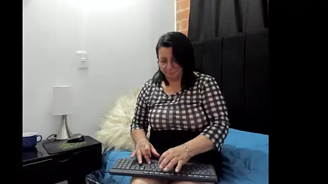 Evaaross 2345 online show from 01.22.25