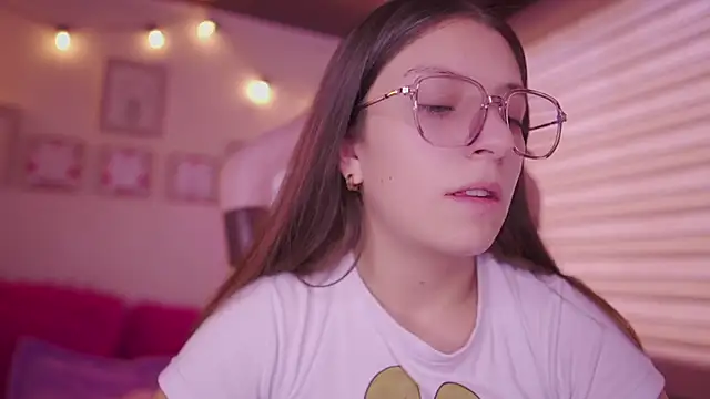 Snapshot of milly_kenner chatting on 05.04.26 milly kenner online show from 05.04.26