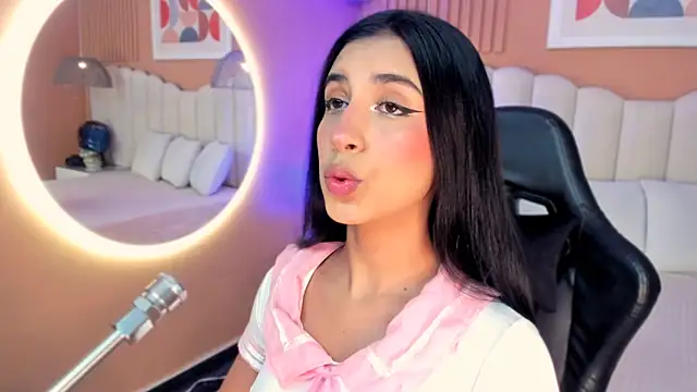 Snapshot of zia_cooper chatting on 10.16.25 zia cooper online show from 10.16.25