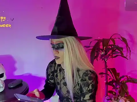 Snapshot of Regiina_Doll chatting on 10.10.25 Regiina Doll online show from 10.10.25