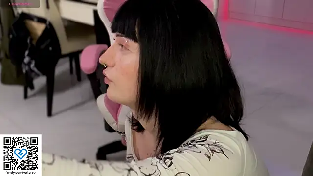 Snapshot of Vailyreb_ chatting on 11.12.25 Vailyreb online show from 11.12.25