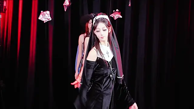 Snapshot of QY-001 chatting on 10.31.25 QY-001 online show from 10.31.25