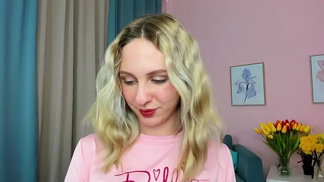 Snapshot of Lia_Bloom_ chatting on 03.17.25 Lia Bloom online show from 03.17.25