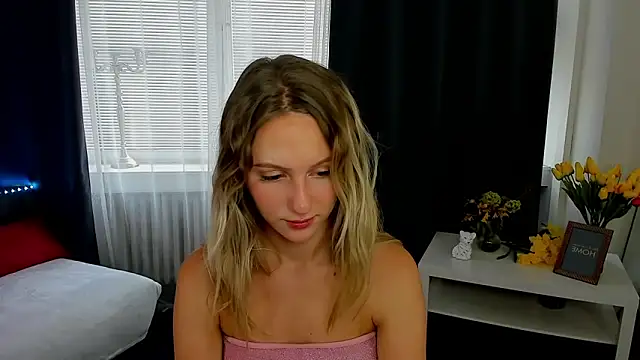 Snapshot of Lia_Bloom_ chatting on 09.10.25 Lia Bloom online show from 09.10.25
