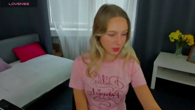 Snapshot of Lia_Bloom_ chatting on 09.27.25 Lia Bloom online show from 09.27.25