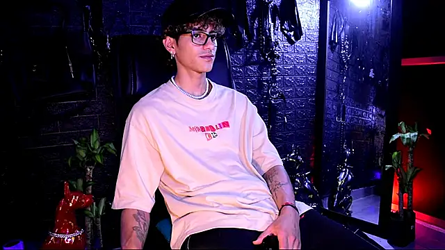 Snapshot of DemonKush-- chatting on 11.07.25 DemonKush-- online show from 11.07.25