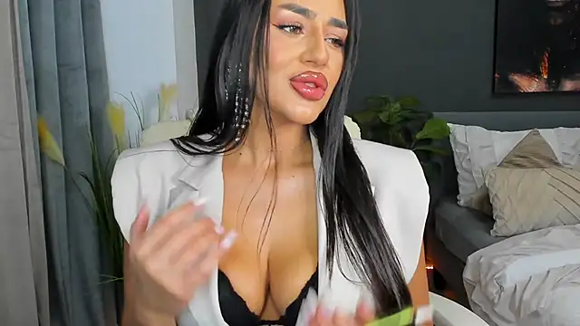 Snapshot of Sonia__Rey chatting on 10.12.25 Sonia Rey online show from 10.12.25