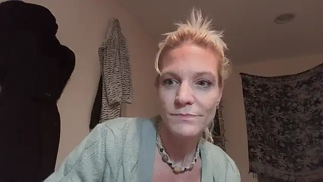 Snapshot of AddieAssets chatting on 12.05.24 AddieAssets online show from 12.05.24