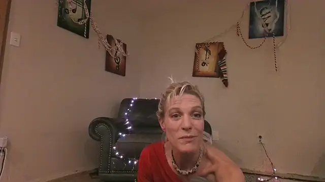 Snapshot of AddieAssets chatting on 12.20.24 AddieAssets online show from 12.20.24