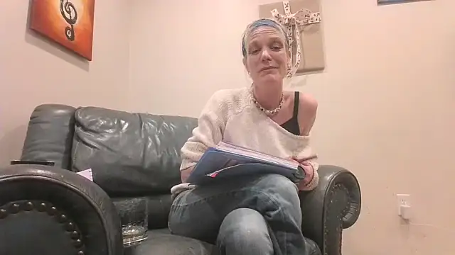 Snapshot of AddieAssets chatting on 12.27.24 AddieAssets online show from 12.27.24