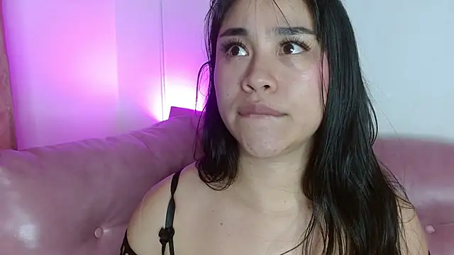 Snapshot of hinataleecs chatting on 12.14.25 hinataleecs online show from 12.14.25