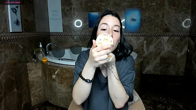 Snapshot of adell_berry chatting on 10.04.25 adell berry online show from 10.04.25