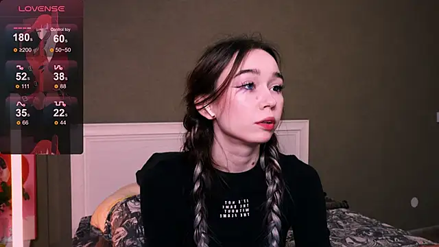 Snapshot of Kimiko__ chatting on 10.18.25 Kimiko online show from 10.18.25