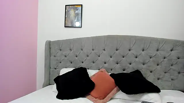 Snapshot of Valesskahall chatting on 12.26.24 Valesskahall online show from 12.26.24