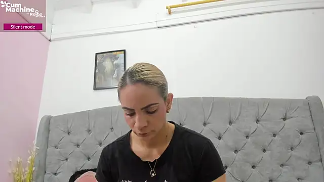 Snapshot of Valesskahall chatting on 10.08.25 Valesskahall online show from 10.08.25