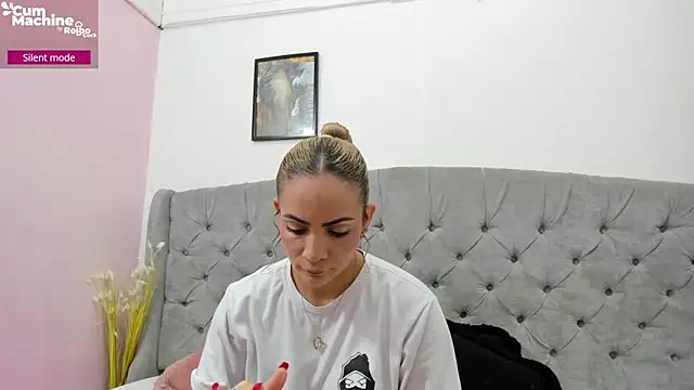 Snapshot of Valesskahall chatting on 10.14.25 Valesskahall online show from 10.14.25