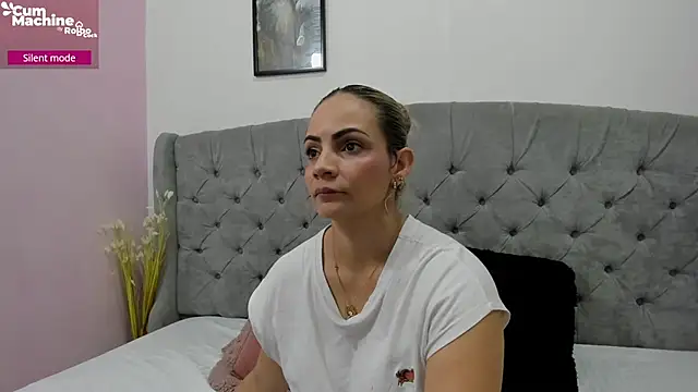 Snapshot of Valesskahall chatting on 10.16.25 Valesskahall online show from 10.16.25