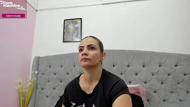 Snapshot of Valesskahall chatting on 10.20.25 Valesskahall online show from 10.20.25