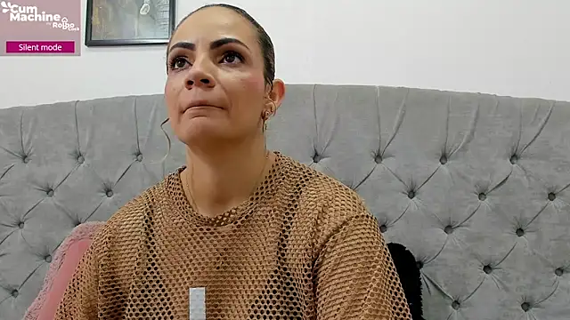 Snapshot of Valesskahall chatting on 10.25.25 Valesskahall online show from 10.25.25