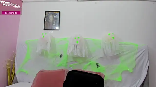 Snapshot of Valesskahall chatting on 10.31.25 Valesskahall online show from 10.31.25