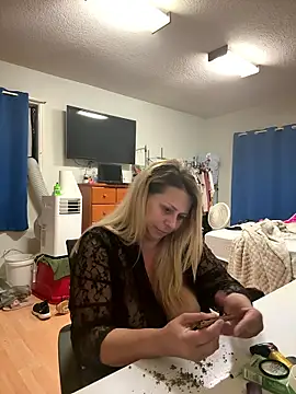 Snapshot of Hotslut187 chatting on 01.18.26 Hotslut187 online show from 01.18.26