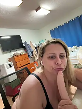 Snapshot of Hotslut187 chatting on 04.01.26 Hotslut187 online show from 04.01.26