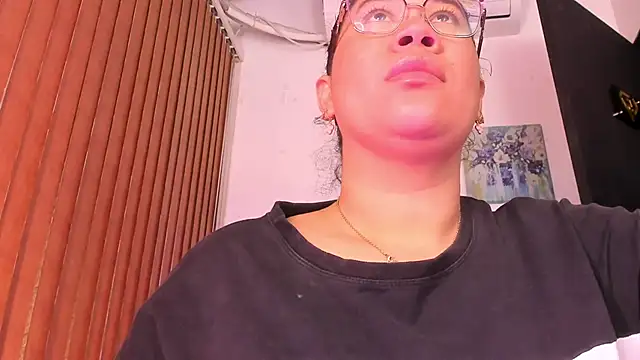 Snapshot of alondrabigtits chatting on 02.25.26 alondrabigtits online show from 02.25.26