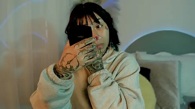 Snapshot of Evangeline_bell chatting on 10.08.25 Evangeline bell online show from 10.08.25