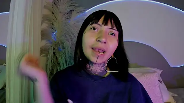 Snapshot of Evangeline_bell chatting on 10.10.25 Evangeline bell online show from 10.10.25