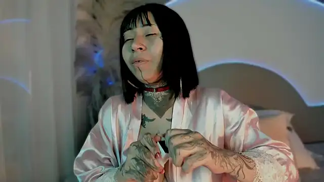 Snapshot of Evangeline_bell chatting on 10.11.25 Evangeline bell online show from 10.11.25