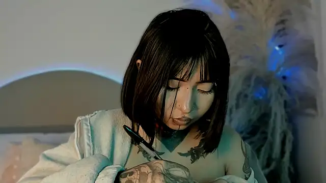 Snapshot of Evangeline_bell chatting on 10.12.25 Evangeline bell online show from 10.12.25