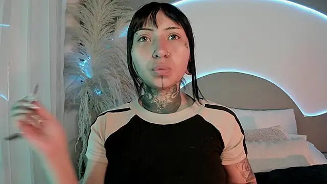 Snapshot of Evangeline_bell chatting on 10.28.25 Evangeline bell online show from 10.28.25