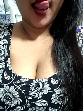 Jeenat  online show from 02.08.25