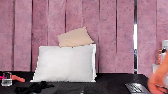 Snapshot of AshlieRoberts chatting on 12.23.24 AshlieRoberts online show from 12.23.24