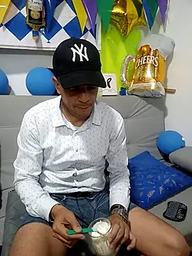 Snapshot of latinmartin73 chatting on 10.01.25 latinmartin73 online show from 10.01.25