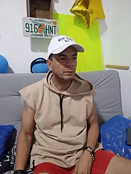 Snapshot of latinmartin73 chatting on 10.12.25 latinmartin73 online show from 10.12.25