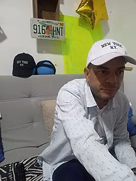 Snapshot of latinmartin73 chatting on 10.17.25 latinmartin73 online show from 10.17.25