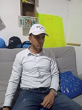 Snapshot of latinmartin73 chatting on 10.24.25 latinmartin73 online show from 10.24.25