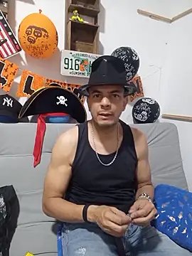 Snapshot of latinmartin73 chatting on 10.31.25 latinmartin73 online show from 10.31.25