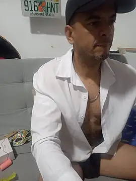 Snapshot of latinmartin73 chatting on 11.02.25 latinmartin73 online show from 11.02.25