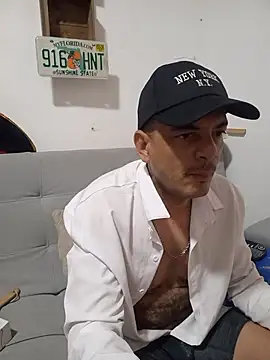 Snapshot of latinmartin73 chatting on 11.02.25 latinmartin73 online show from 11.02.25